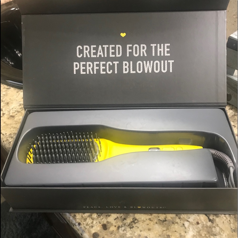 Dry Bar straightening brush